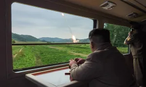 Ông Kim Jong-un giám sát thử nghiệm pháo phản lực siêu lớn 'tự động hóa'